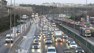 İstanbul- İstanbul'da haftanın ilk iş gününde bazı noktalarda trafik yoğunluğu yaşandı