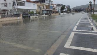 Balıkesir'de lodos; deniz taştı, yollar göle döndü