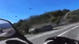 Otomobile çarpan motosikletin sürücüsü öldü, kaza kask kamerasında