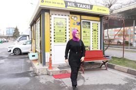 Şoförleri ayrılınca durakta eşine yardım için direksiyona geçen Nuriye, 10 yıldır taksicilik yapıyor / Ek fotoğraflar