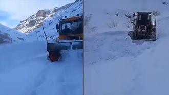 Van’da çığ düşen mahalle yolunda karla mücadele sürüyor