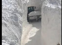 Van’da çığ düşen mahalle yolunda karla mücadele sürüyor