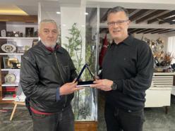 Temizlik işçisi bulduğu para ve ziynet eşyası dolu çantayı sahibine teslim etti