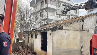 Metruk evdeki yangını itfaiye söndürdü