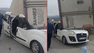 TIR'ın dorsesi, radar aracının üzerine devrildi; jandarma personeli yaralandı