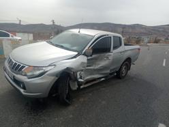 Gercüş’te hafif ticari araç ile pikap çarpıştı