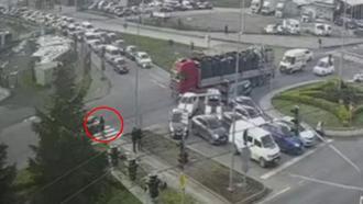 Otomobilin çarptığı bisikletli ağır yaralandı; kaza anı kamerada