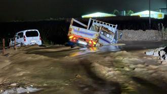 Manisa’da derede mahsur kalan 2 araç kurtarıldı