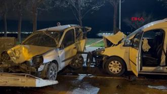 Kartal'da hafif ticari araç park halindeki otomobile çarptı: 4 yaralı
