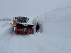 Tunceli’de 3 metreyi aşan karla zorlu mücadele dronla görüntülendi