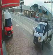 Otomobille, kamyonetin çarpıştığı kaza anı kamerada: 1 yaralı