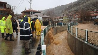 Kayseri'de sel; yollar çöktü, ev ve iş yerlerini su bastı