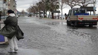 Kocaeli’de lodos; deniz taştı, yollar göle döndü