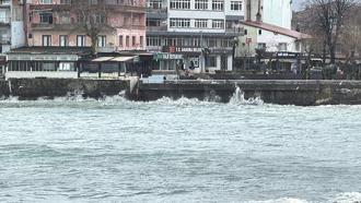 Amasra'da rüzgar; dalga boyu 2 metreye ulaştı