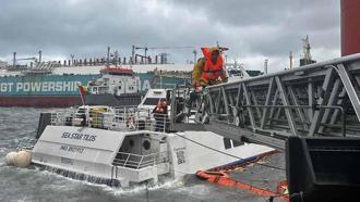 Gemide mahsur kalan 6 personel, sepetli merdivenle kurtarıldı