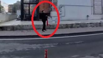 Yerdeki bayrağı koşarak aldı; o anlar kamerada