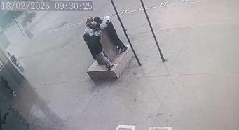 Fırtınada düşmek üzere olan Atatürk büstünü öğrenciler el birliği ile korudu