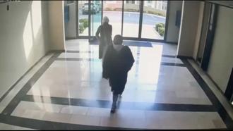 İstanbul - Evlere girip hırsızlık yapan şüphelilerden 1'i yakalandı diğeri aranıyor