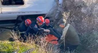 Öğrenci servisi, dereye düştü: 2'si ağır 9 yaralı