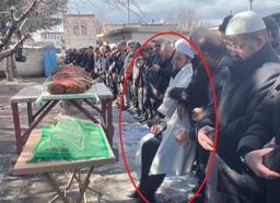 Kardeşi, yengesi ve yeğeninin cenaze namazını kıldırırken fenalık geçirdi