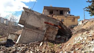 Adıyaman'da 2 katlı bina çöktü