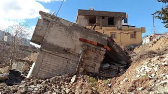 Adıyaman'da 2 katlı bina çöktü