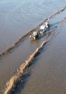 Derenin taşması ile yollar ve tarım arazilerini su bastı; mahsur kalan sürücü kurtarıldı