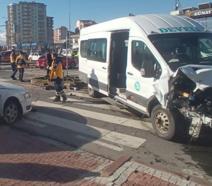 Kayseri'de otomobil ile minibüs çarpıştı: 14 yaralı