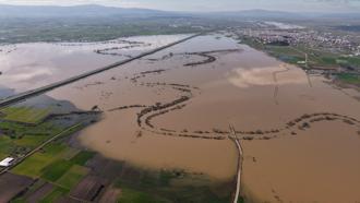 Derenin taşması ile yollar ve tarım arazilerini su bastı; mahsur kalan sürücü kurtarıldı (2)