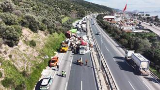TEM'de lastiği patlayan TIR'a çarpan TIR devrildi: İstanbul yönü ulaşıma açıldı