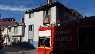 Kütahya’da 3 katlı binada çıkan yangını itfaiye söndürdü