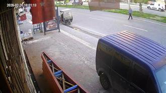 Adana’da motosikletin çarptığı yaya yaralandı; kaza anı kamerada