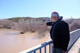 Kızılırmak taştı; köy yolu ulaşıma kapandı