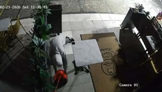 Yanındaki çocuğa dükkanın önündeki paspas ve kovayı çaldırdı; o anlar kamerada