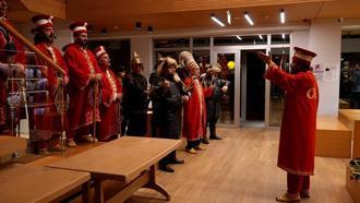 İftar sonrası kütüphaneye giden öğrencilere 'mehter takımı' sürprizi