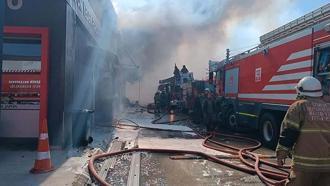 İzmir'de otomobil yedek parça dükkanında yangın