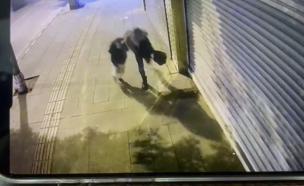 Kaldırımda yürüyen anne ile kızı, çöken binadan savrulan beton parçalarından kaçarak kurtuldu