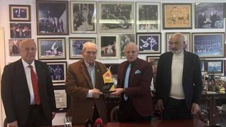 TMOK Anma ve Onurlandırma Komisyonu’ndan güreşin efsanesi Ahmet Ayık’a onur ödülü