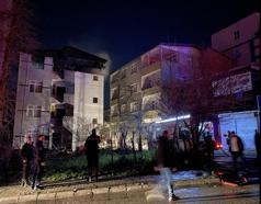 Evinde çıkan yangını söndürmek isterken yaralandı