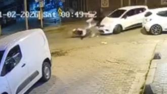 Zeytinburnu'nda motosikletlinin yaralandığı kaza kamerada