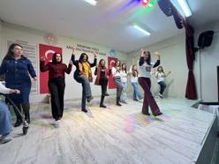 İtalyan öğretmenler zeybek oynayıp, horonu deneyimledi