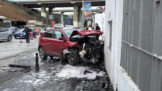 İstanbul- Kağıthane’de çarpmamak için manevra yaptı, okul duvarına girdi: 2 yaralı