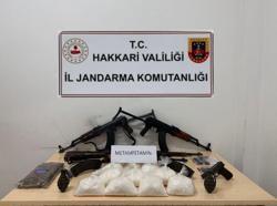 Hakkari'de 5 kilo metamfetamin ile silah ve mühimmat ele geçirildi