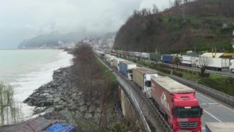 Artvin’de TIR kuyruğunda iftar sofrası kuruldu