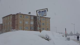 Bitlis'te kar kalınlığı 70 santimetreyi buldu; 304 köy ve mezra yolu kapandı