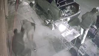 Sultangazi'de kaldırımda oturanlara ateş açıp kaçtılar