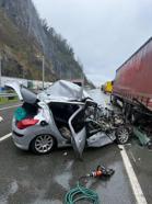 Artvin'de otomobil, TIR'a çarptı; 2 ölü, 1 yaralı