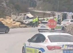 Devrilen kamyonun şoförü yaralandı