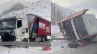 Erzurum kara yolu, kaza nedeniyle tek yönlü trafiğe kapandı