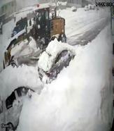 İş makinesinin yol temizliği sırasında kara gömülen otomobile çarptığı kaza kamerada